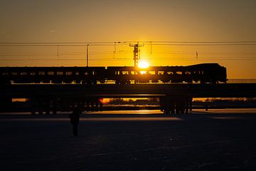 De zon schijnt door de Koploper trein heen op de Hanzelijn van Stefan Verkerk fotografie