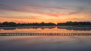 Een mooie zonsondergang boven het water van Ae's Woudbloem in de provincie Groningen
