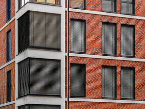Kontrastreiche Fassaden moderner Architektur