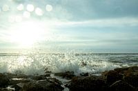 blauwe lucht met hoge golven in de branding met zonsondergang
