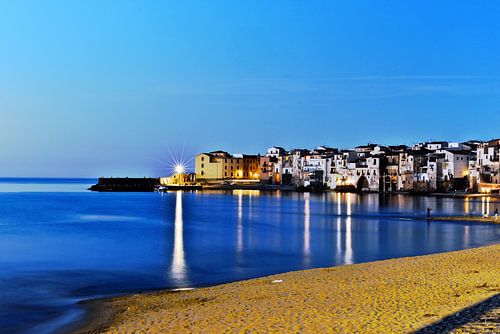 L'heure bleue dans la baie de Cefalù, en Sicile - Color Pop sur Silva Wischeropp