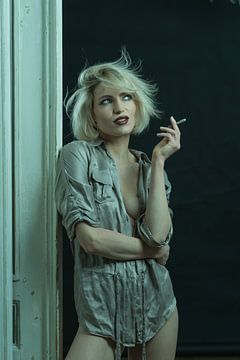Femme sensuelle avec cigarette sur Dirk Lahuis
