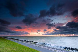 Polderdike at sunset von Mark Scheper