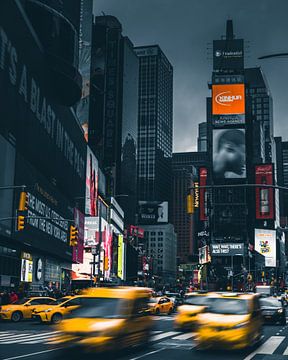 Racende Taxi's op Times Square New York van Yannick Karnas