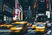 Racende Taxi's op Times Square New York van Yannick Karnas