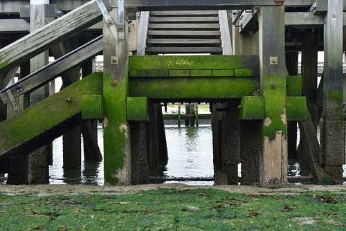 Close-up van op het strand op een trap van de pier van Lilly Wonderz