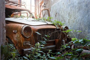 abandoned rusty car by Kristof Ven