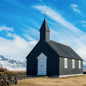 Schwarze Kirche in Island von Lifelicious