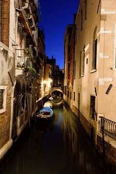 Kanaal tijdens de avond in Venetië van Robin Schalk
