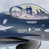 Close up beeld op de Belgische F-16 solo display piloot Vador van het 1sqn in Florennes. van ross_impress