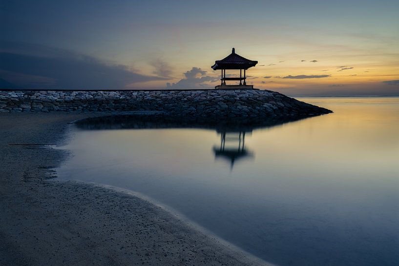 Een kalme en stille vroege ochtend op het strand in Sanur, Bali van Anges van der Logt