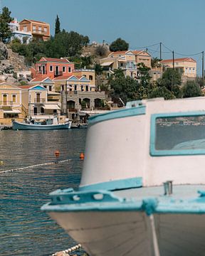 Griekse boot met de typische huisjes van Symi op de achtergrond van Patrick Vossen