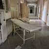 Alter verlassener Krankenhauskorridor mit Krankenbett in einem Sanatorium  Lost Places von Animaflora PicsStock