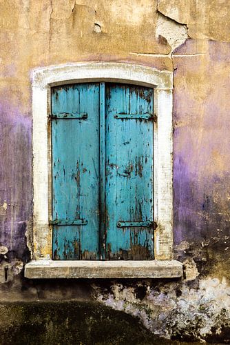 Verval oude gevel houten luiken