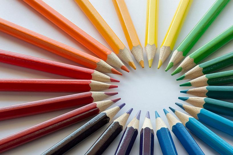 Color circle of pencils with complementary colors by Tonko Oosterink