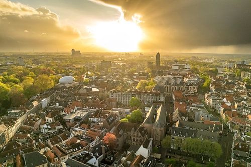 Luchtfoto van Zwolle tijdens een ondergaande lentezon
