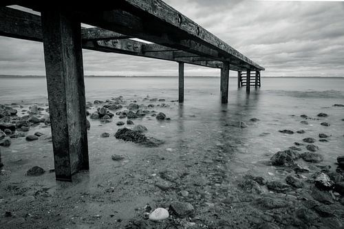 De steiger, de wolken en de zee