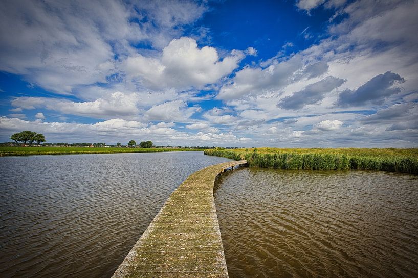 Uferpromenade über das Wasser im Wogmeer von peterheinspictures