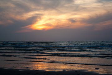 Noordzee bij zonsondergang van Evelyne Renske