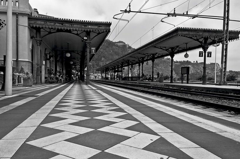 Célèbre décor de cinéma à la gare de Taormina-Giardini Naxos par Silva Wischeropp