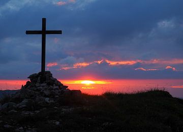 Le coucher de soleil et l'embrasement des Alpes sont les moments de lumière les plus magiques de la montagne : chauds, lumineux, émotionnels et parfaits pour des peintures murales d'ambiance. sur Miriam Schwarzfischer Fotografie