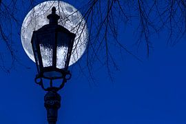DER MOND HINTER DER LATERNE von Photoart-Naegele