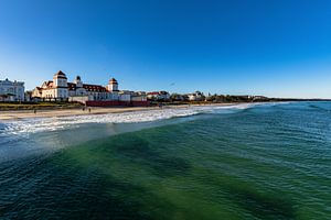 Brandung am Strand in Binz mit Blick zur Strandpromenade