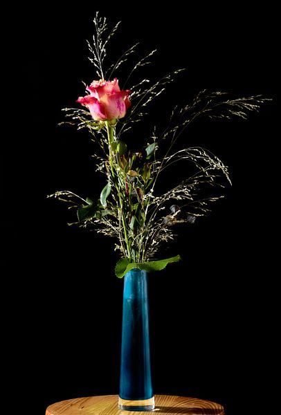 Rose dans un vase en verre bleu sur fond noir par ManfredFotos