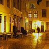 Een schim loopt door de nachtelijke natte straten van Goes van Gert van Santen