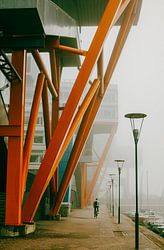 Orange Träger im Nebel – Moderne Architektur am Hafen