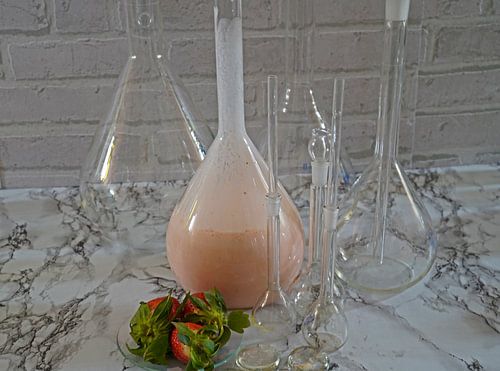 Aardbeienmilkshake in een kolf