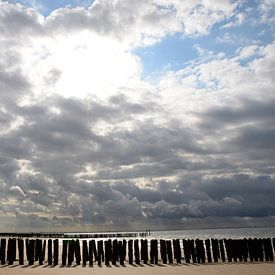 Strand met golfbrekers bij Zoutelande, Zeeland van Rini Kools