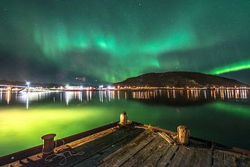 Northern lights over Sommarøy bay 3 , Norway van Marc Hollenberg