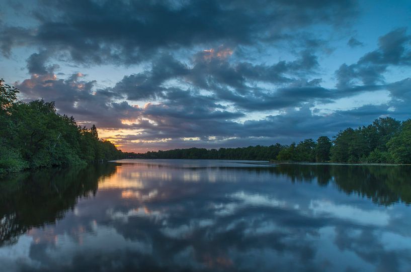 Bunte Himmel mit Reflexion im Wasser während des Sonnenaufgangs von Marcel Kerdijk