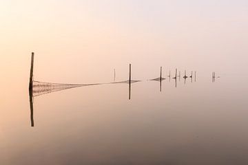 minimalistisch beeld IJsselmeer met fuikenstokken van FotoBob