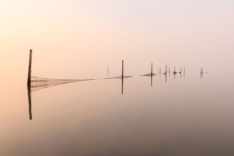 minimalistisch beeld IJsselmeer met fuikenstokken van FotoBob