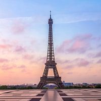 La Tour Eiffel au lever du soleil