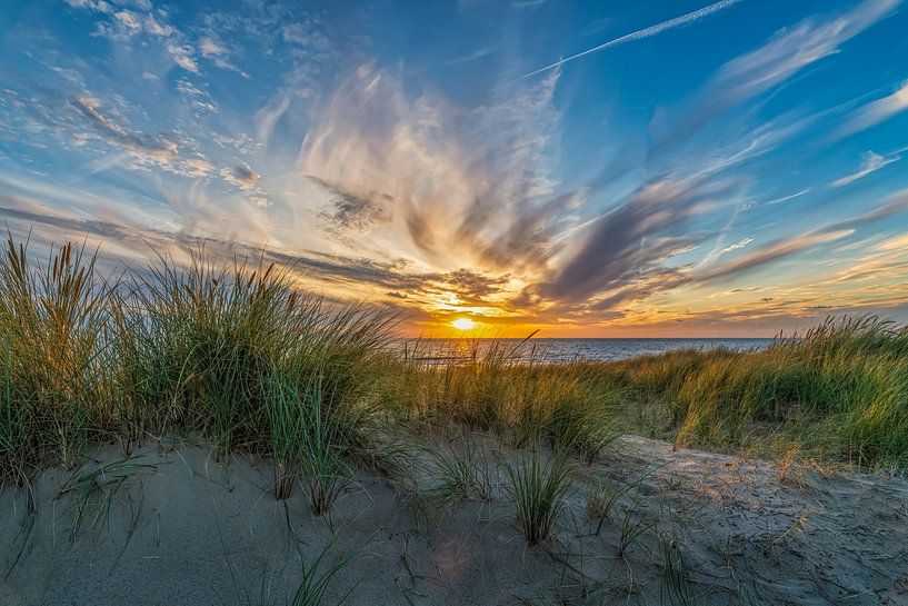dunes et mer du Nord au coucher du soleil par eric van der eijk