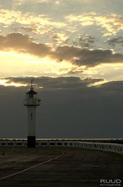 De pier, de vuurtoren, Oostende by Ruud Langendijk