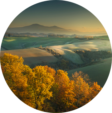Herfst zonsondergang in de Crete Senesi. Toscane