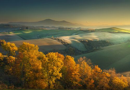 Herfst zonsondergang in de Crete Senesi. Toscane