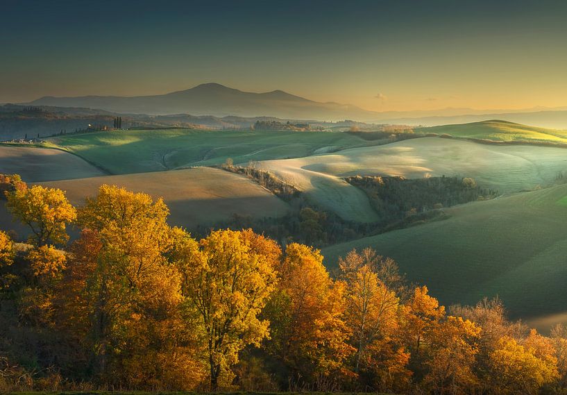 Herbstlicher Sonnenuntergang in den Crete Senesi. Toskana von Stefano Orazzini