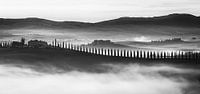 Sonnenaufgang in schwarz und weiß bei Poggio Covili, Toskana, Italien von Henk Meijer Photography Miniaturansicht