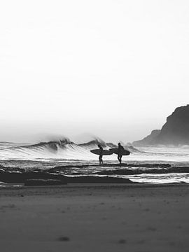 Surfeurs sur la plage en noir et blanc sur Dagmar Pels