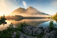 Een gouden zomerochtend aan de Hintersee in Berchtesgaden