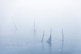 Vissersnetten in de waddenzee aan de afsluitdijk van mitevisuals