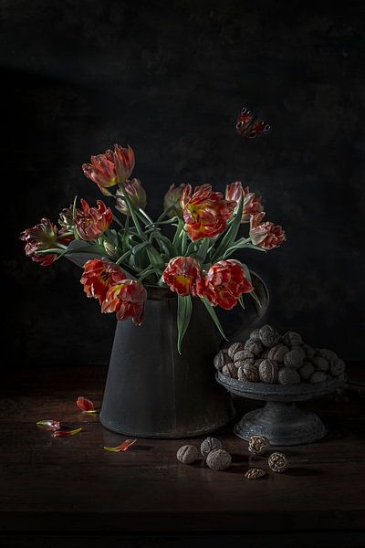 Flower power in the dark #2 : Rote gelbe Blumen mit Walnüssen von Marga Goudsbloem