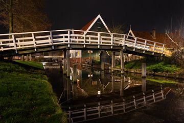 Magnifique pont blanc au-dessus de l'eau, le soir, dans le village pittoresque de De Rijp, au nord d'Amsterdam. sur Bram Lubbers