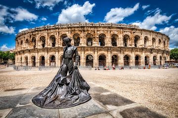 Standbeeld stierenvechter en Romeins amfitheater in Nîmes Provence Frankrijk van Dieter Walther