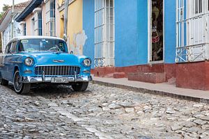 Blauwe Chevrolet in Trinidad van Tilo Grellmann